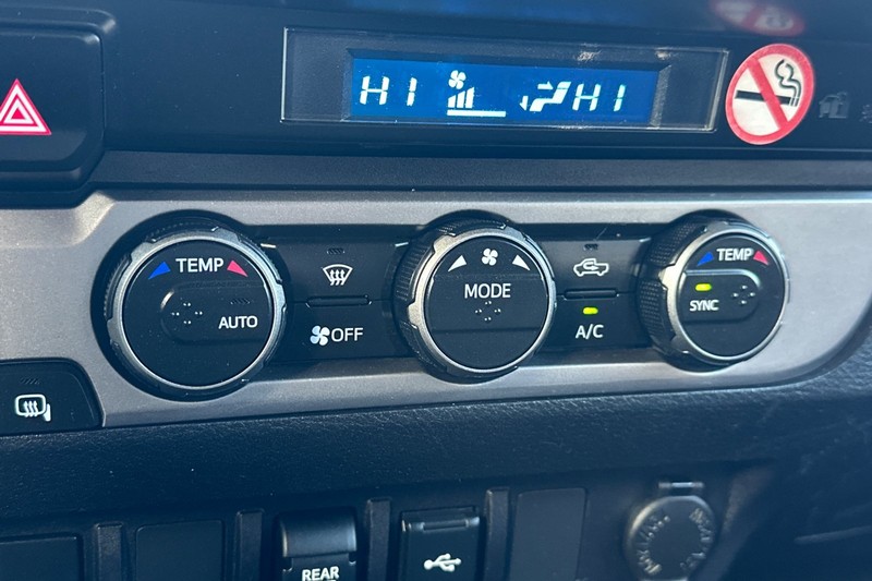 Toyota Tacoma 4WD Vehicle Full-screen Gallery Image 27