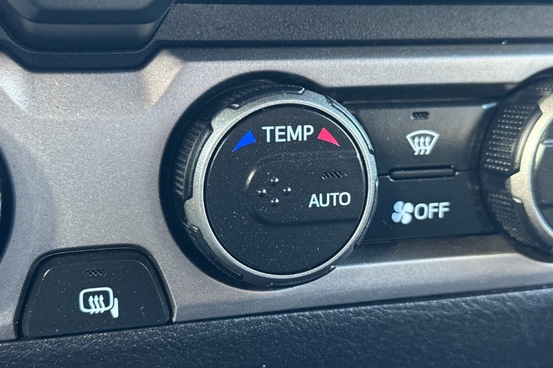 Toyota Tacoma 4WD Vehicle Full-screen Gallery Image 28