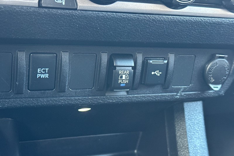 Toyota Tacoma 4WD Vehicle Full-screen Gallery Image 30