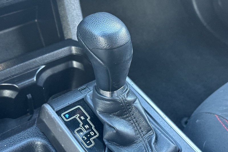 Toyota Tacoma 4WD Vehicle Full-screen Gallery Image 32