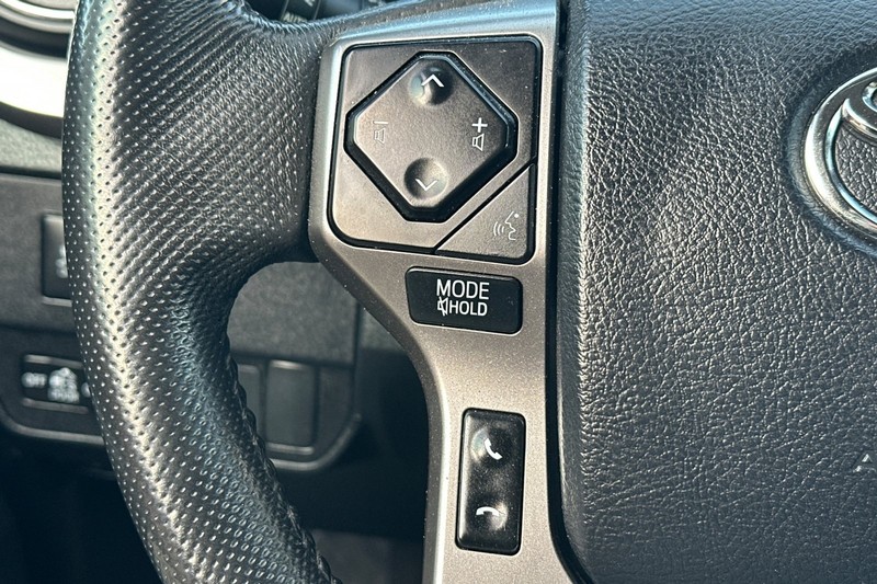 Toyota Tacoma 4WD Vehicle Full-screen Gallery Image 35