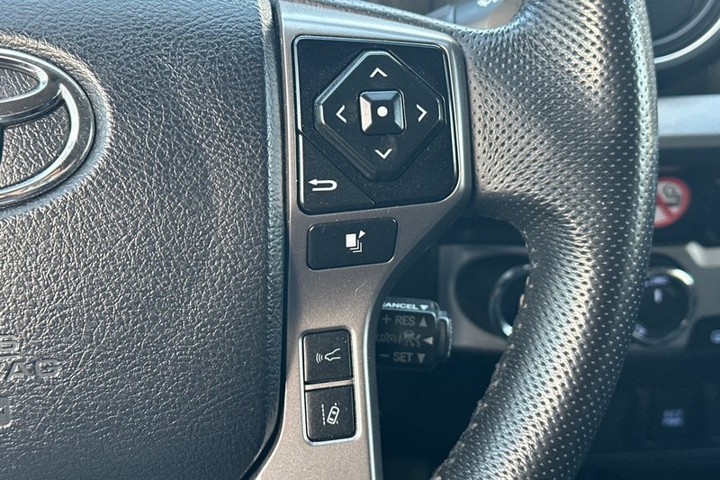 Toyota Tacoma 4WD Vehicle Full-screen Gallery Image 37