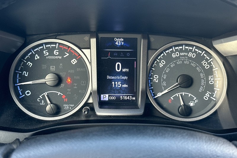 Toyota Tacoma 4WD Vehicle Full-screen Gallery Image 39