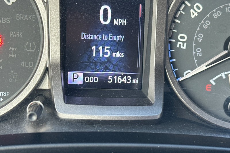 Toyota Tacoma 4WD Vehicle Full-screen Gallery Image 40