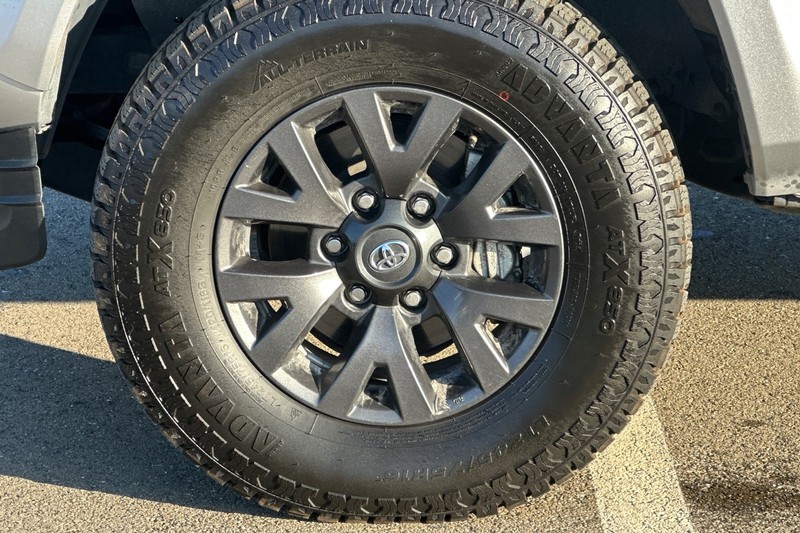 Toyota Tacoma 4WD Vehicle Full-screen Gallery Image 43