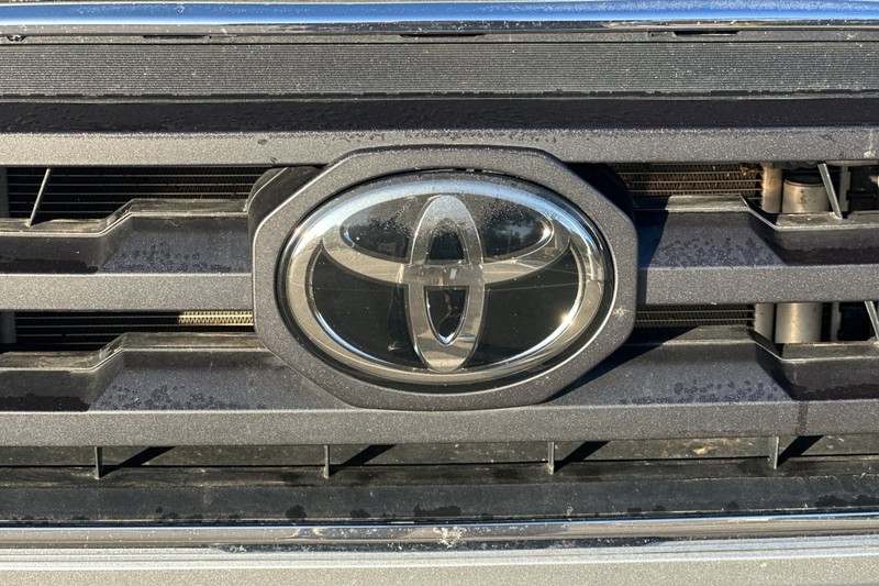 Toyota Tacoma 4WD Vehicle Full-screen Gallery Image 45
