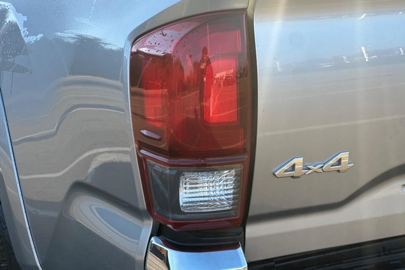 Toyota Tacoma 4WD Vehicle Full-screen Gallery Image 46