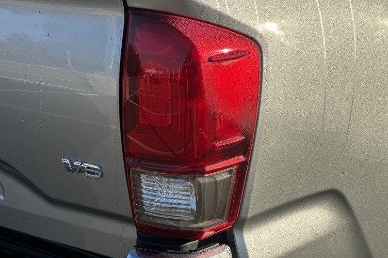 Toyota Tacoma 4WD Vehicle Full-screen Gallery Image 48