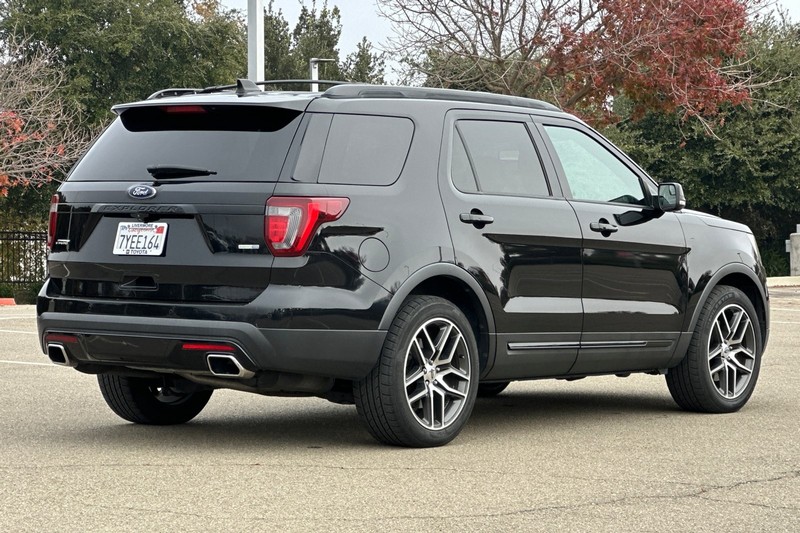 Ford Explorer Vehicle Full-screen Gallery Image 04