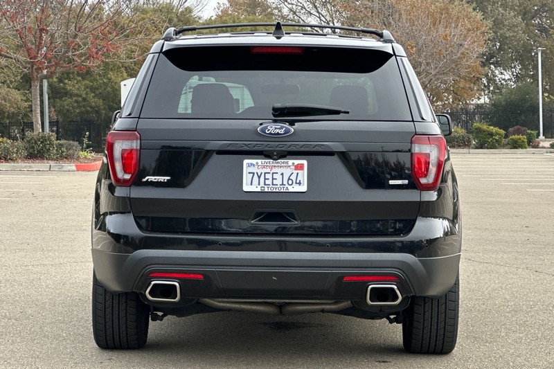 Ford Explorer Vehicle Full-screen Gallery Image 05