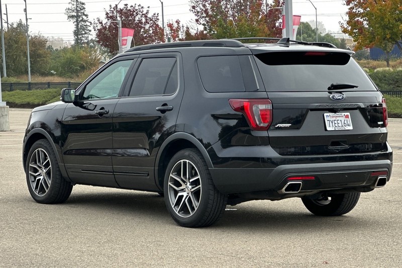 Ford Explorer Vehicle Full-screen Gallery Image 06