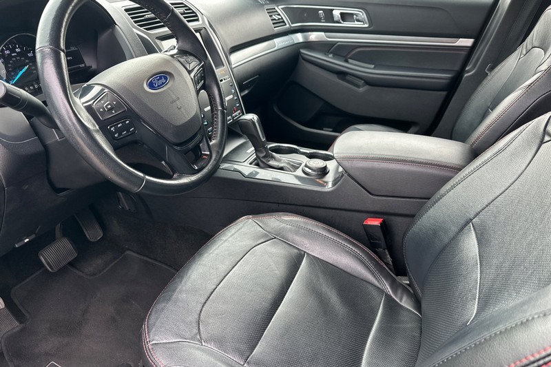 Ford Explorer Vehicle Full-screen Gallery Image 10