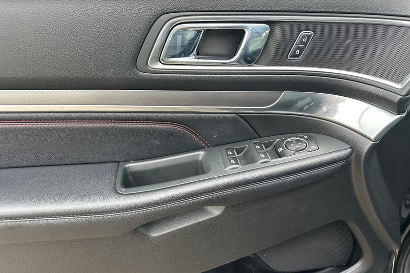 Ford Explorer Vehicle Full-screen Gallery Image 11