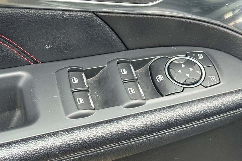 Ford Explorer Vehicle Full-screen Gallery Image 12