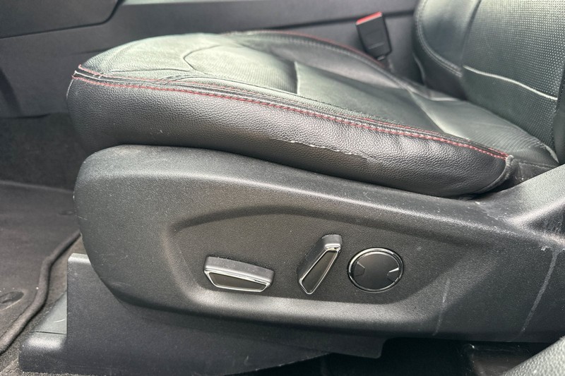 Ford Explorer Vehicle Full-screen Gallery Image 13