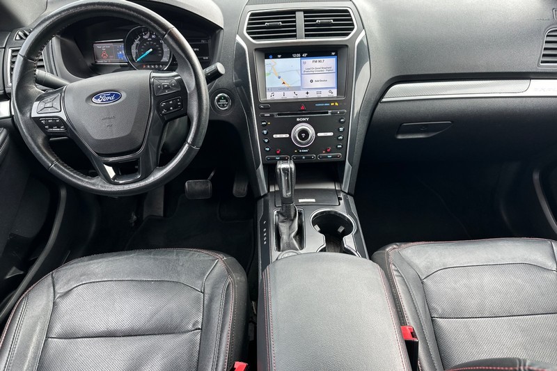 Ford Explorer Vehicle Full-screen Gallery Image 15