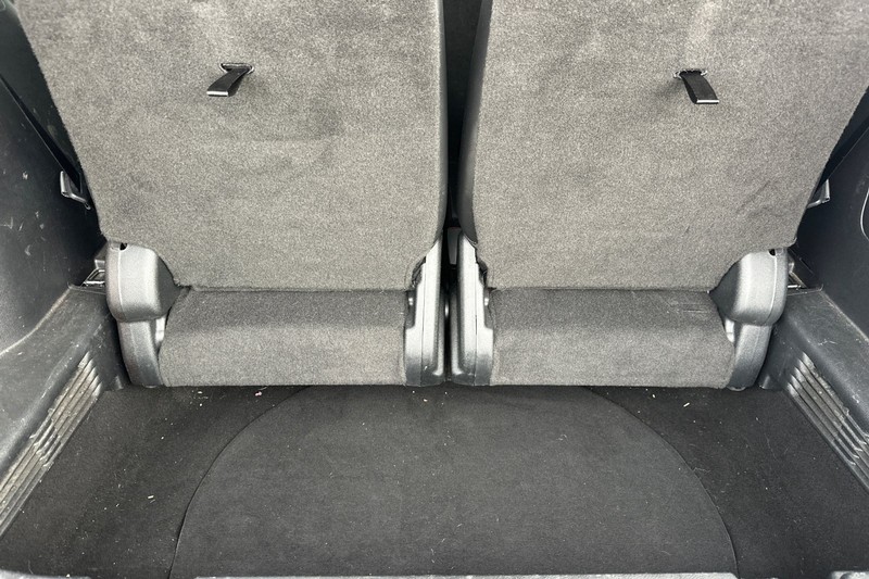 Ford Explorer Vehicle Full-screen Gallery Image 17