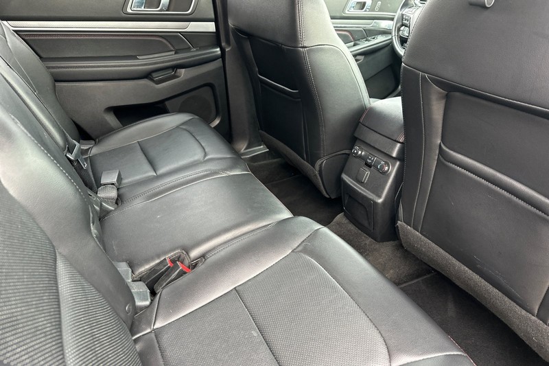 Ford Explorer Vehicle Full-screen Gallery Image 19