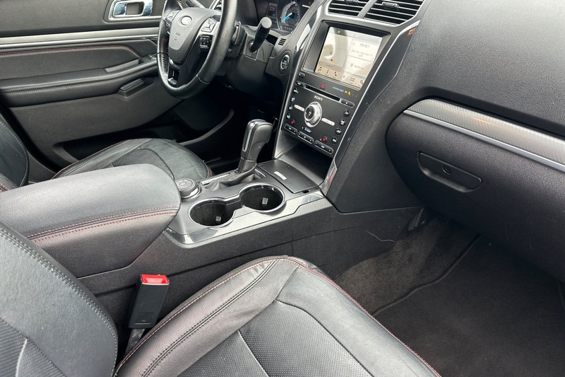 Ford Explorer Vehicle Full-screen Gallery Image 20