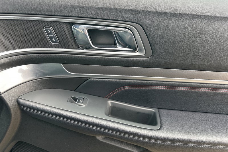 Ford Explorer Vehicle Full-screen Gallery Image 22