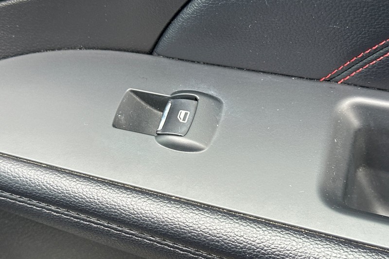 Ford Explorer Vehicle Full-screen Gallery Image 23