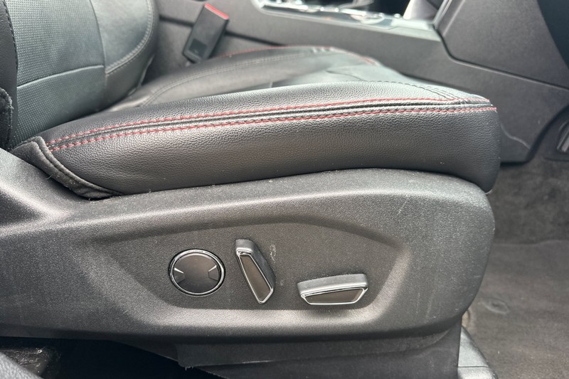 Ford Explorer Vehicle Full-screen Gallery Image 24