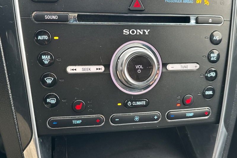 Ford Explorer Vehicle Full-screen Gallery Image 29