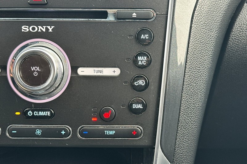 Ford Explorer Vehicle Full-screen Gallery Image 31