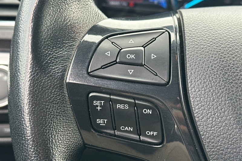 Ford Explorer Vehicle Full-screen Gallery Image 38