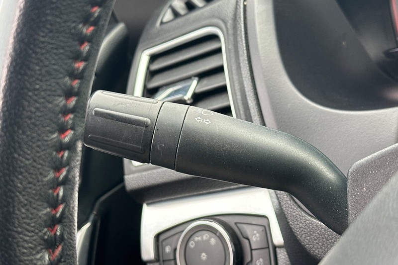 Ford Explorer Vehicle Full-screen Gallery Image 39