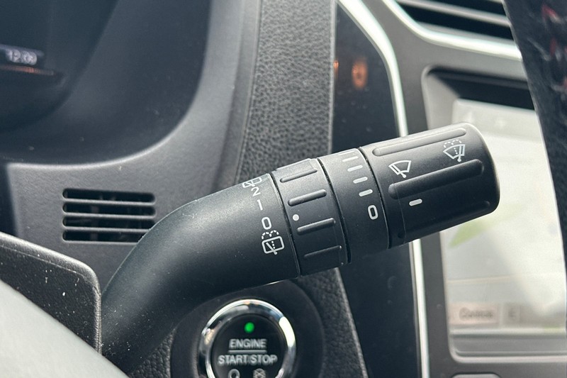 Ford Explorer Vehicle Full-screen Gallery Image 41