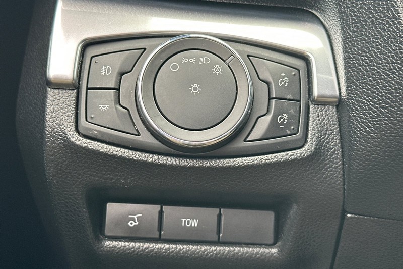 Ford Explorer Vehicle Full-screen Gallery Image 43