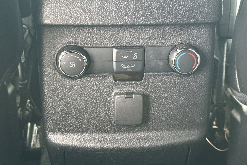 Ford Explorer Vehicle Full-screen Gallery Image 44