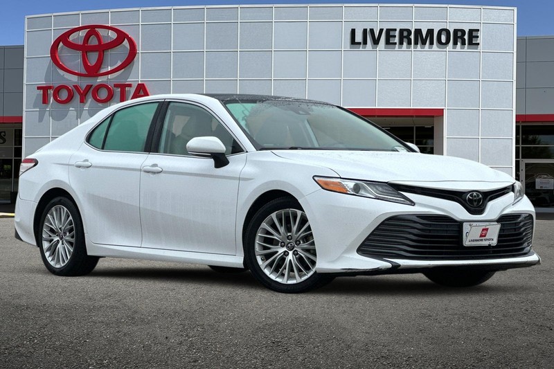 Toyota Camry Vehicle Full-screen Gallery Image 02