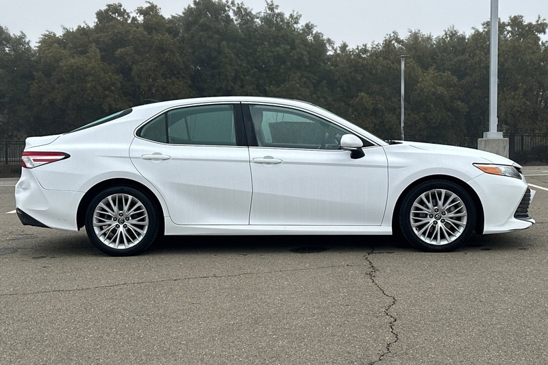 Toyota Camry Vehicle Full-screen Gallery Image 03