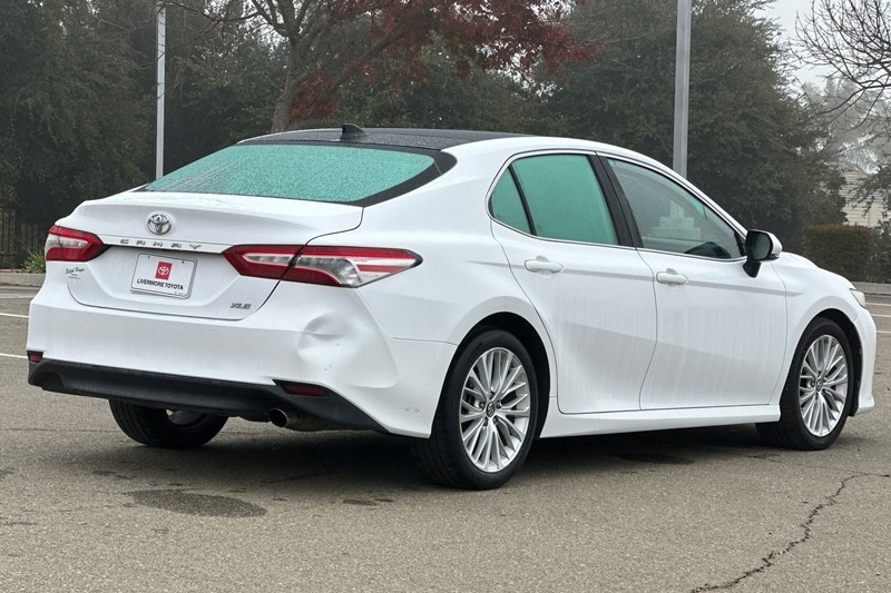 Toyota Camry Vehicle Full-screen Gallery Image 04