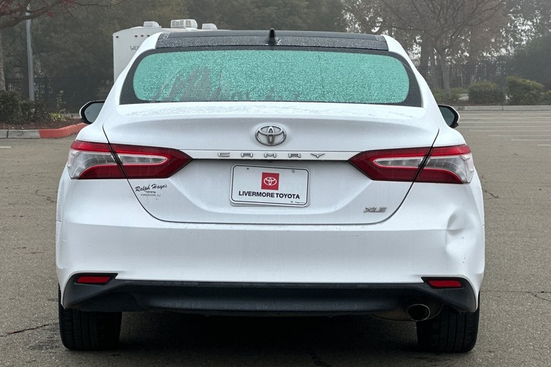 Toyota Camry Vehicle Full-screen Gallery Image 05