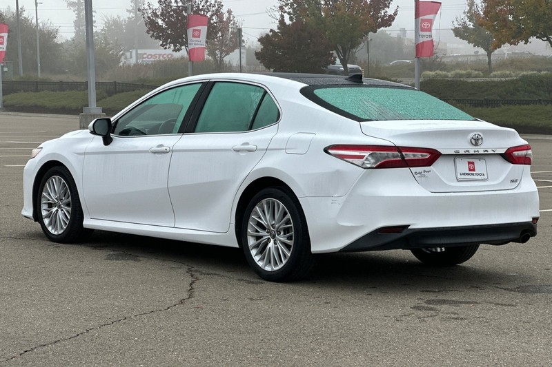 Toyota Camry Vehicle Full-screen Gallery Image 06