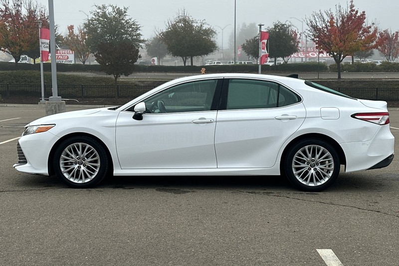 Toyota Camry Vehicle Full-screen Gallery Image 07