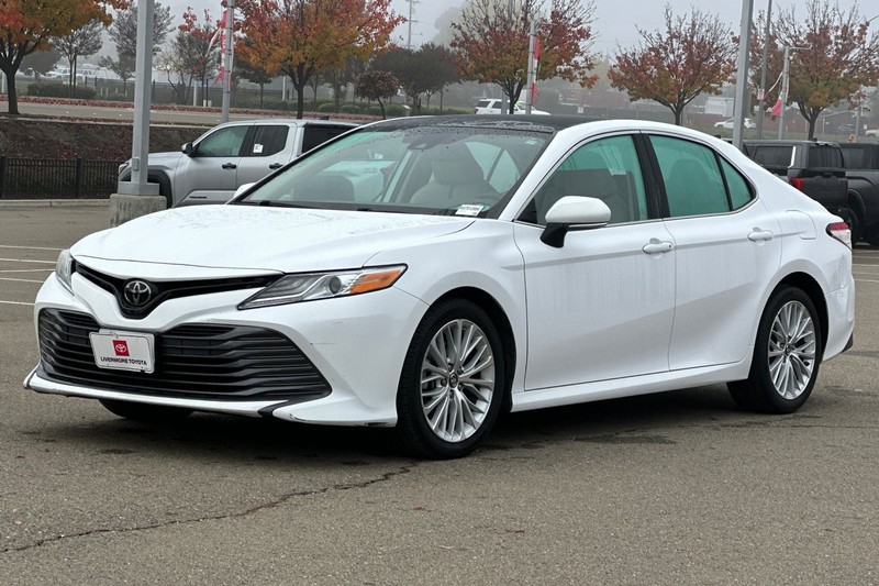 Toyota Camry Vehicle Full-screen Gallery Image 08