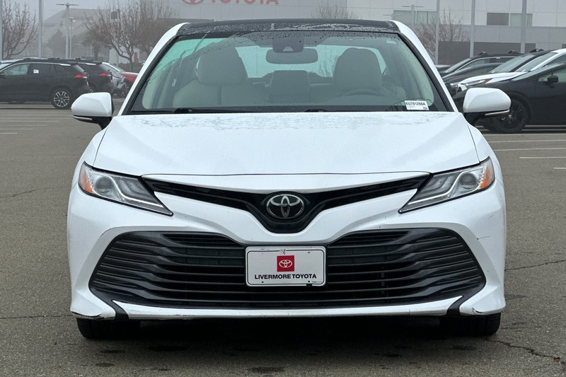 Toyota Camry Vehicle Full-screen Gallery Image 09