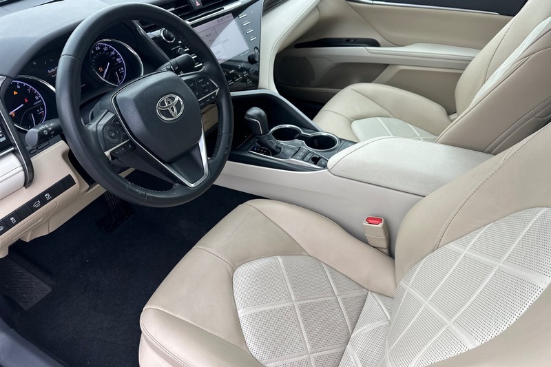 Toyota Camry Vehicle Full-screen Gallery Image 10