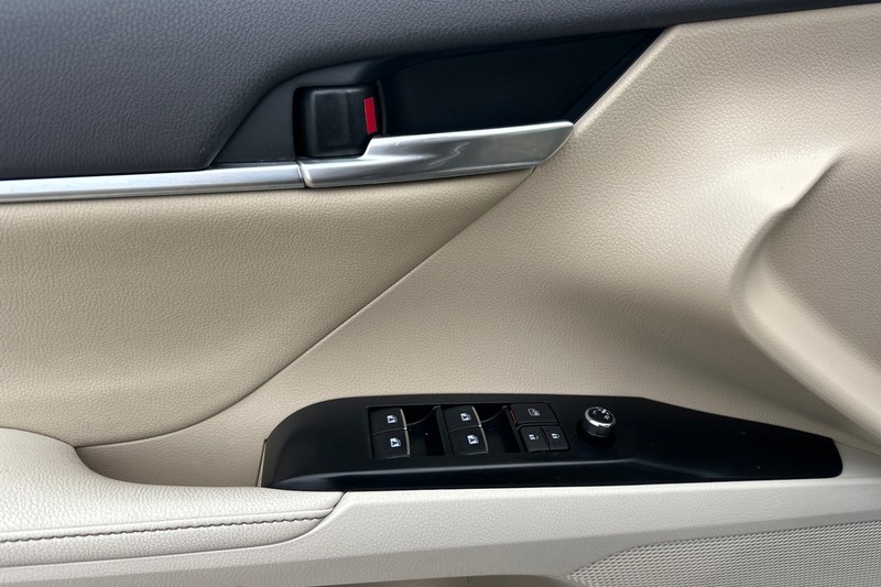 Toyota Camry Vehicle Full-screen Gallery Image 11
