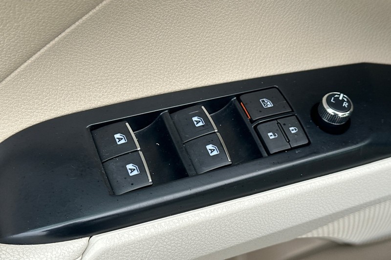 Toyota Camry Vehicle Full-screen Gallery Image 12