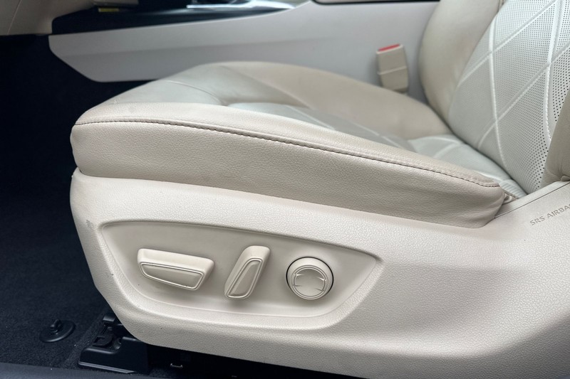 Toyota Camry Vehicle Full-screen Gallery Image 13