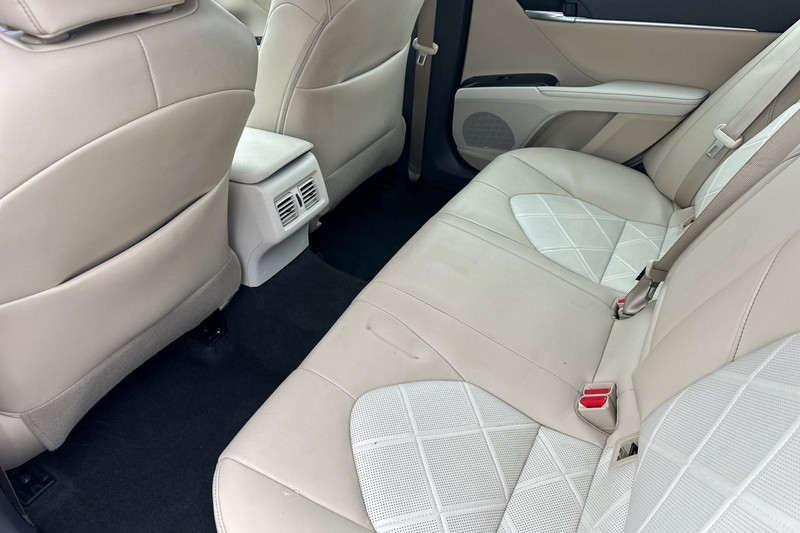 Toyota Camry Vehicle Full-screen Gallery Image 14