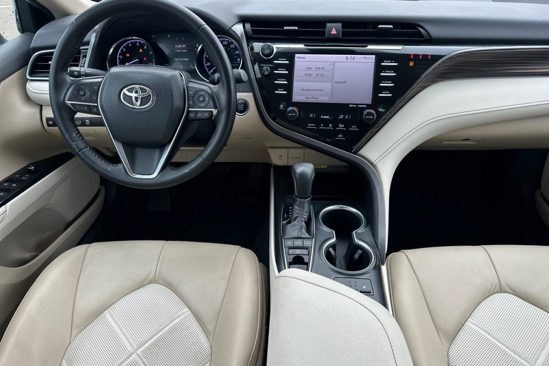 Toyota Camry Vehicle Full-screen Gallery Image 15