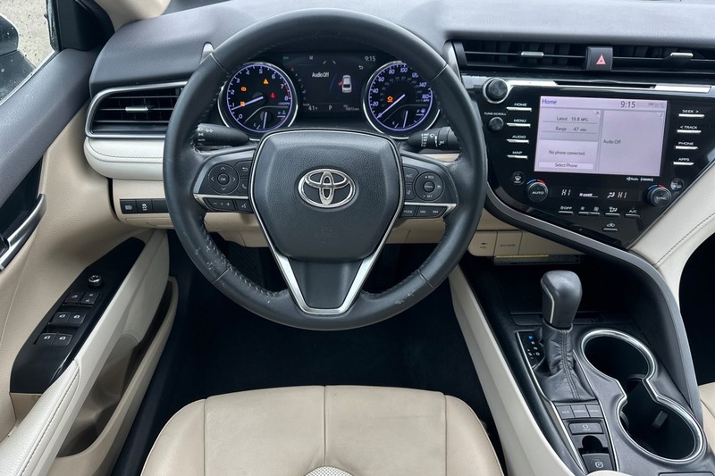 Toyota Camry Vehicle Full-screen Gallery Image 16