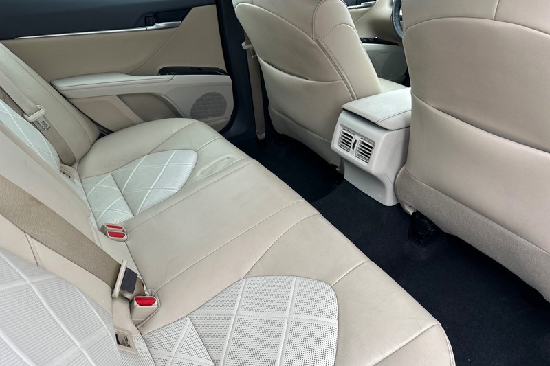 Toyota Camry Vehicle Full-screen Gallery Image 17