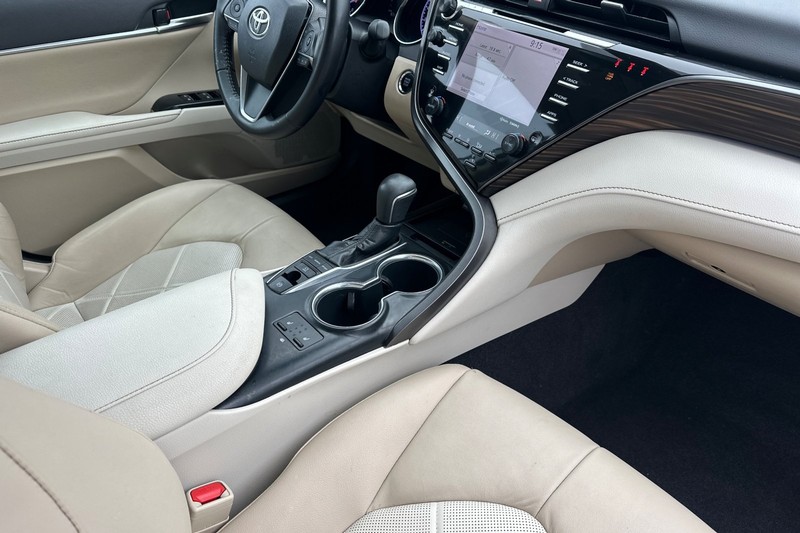 Toyota Camry Vehicle Full-screen Gallery Image 18